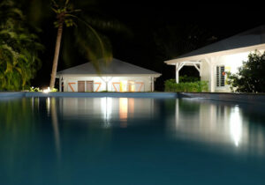 Résidence Allô Sé Ann - La piscine, la nuit.